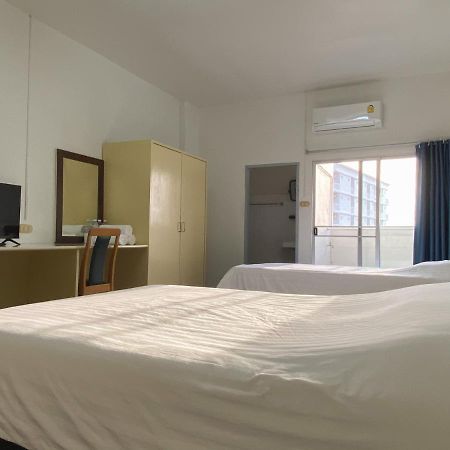 Monta Apartment Bang Saen Bagian luar foto